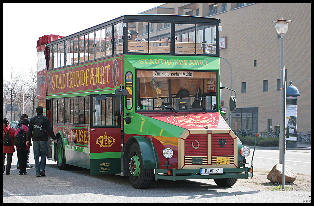 Ein Reko-Doppeldecker der Fa. Kaiser-Tour fr Stadtrundfahrten. Dieser Bus wurde weitgehendst nach originalen Plnen in Bayern nachgebaut (Potsdam 08.04.2010)