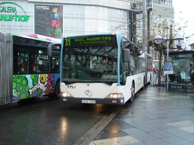 Ein RNV Bus am Heidelberger Bismarckplatz am 26.11.10