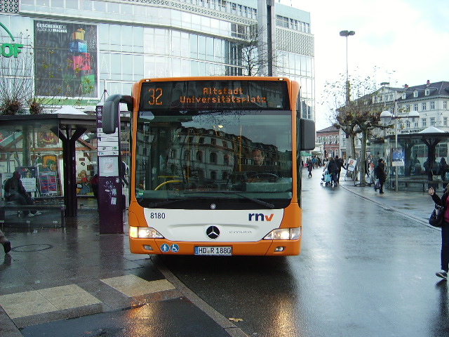 Ein RNV Bus der Linie 32 am Bismarckplatz in Heidelberg am 26.11.10