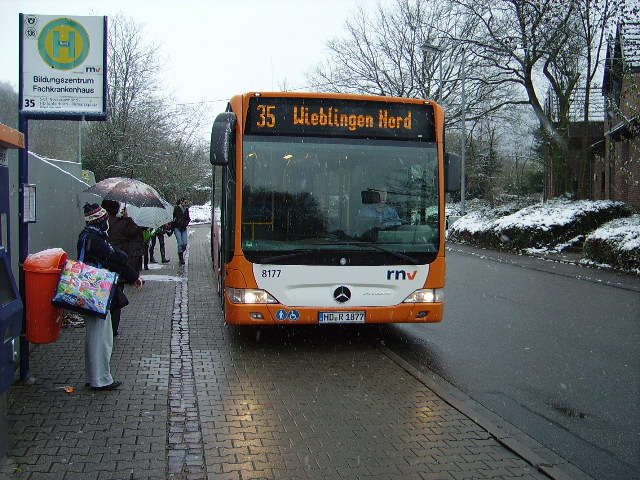 Ein RNV Bus der Linie 35 am BBW Neckargemnd in dem ich eine Ausbildung als 
Industriemechaniker mache. Fotografiert am 27.11.10