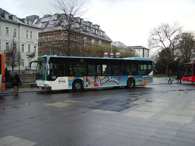 Ein RNV Capri Sonne Bus am Bismarckplatz in Heidelberg am 27.11.10