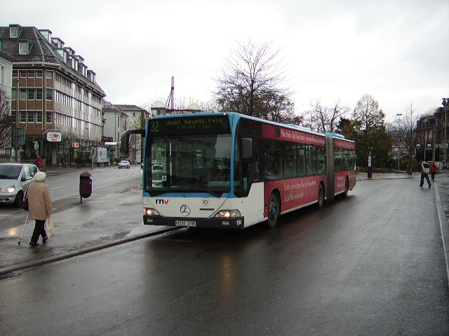 Ein RNV Citaro G der Linie 32 in Heidelberg am Bismarckplatz am 27.11.10