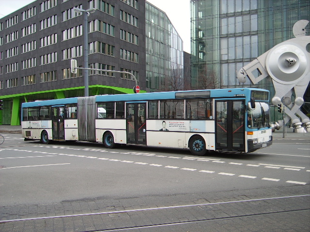 Ein RNV Mercedes Benz in Heidelberg am Hbf am 28.01.11