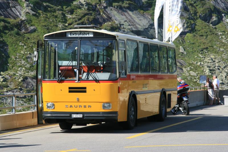 Ein Saurer Postauto auf Extrafahrt am Grimselsee; 21.08.2011