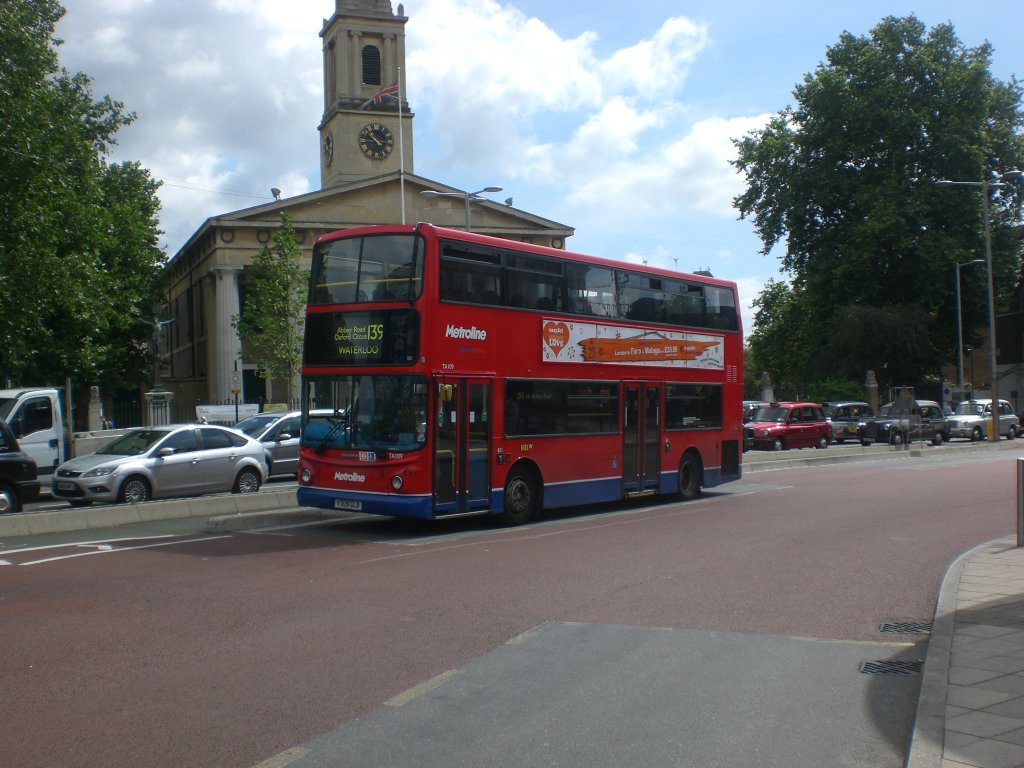 Ein Scania-Doppeldecker auf der Linie 139 an der Waterloostation.