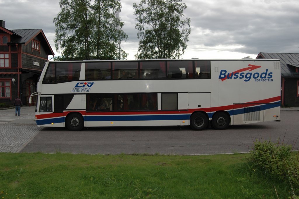 Ein Scania Doppeldecker-Überlandlinienbus, der auch Postgut und kleines Stückgut befördert. Im Juni 2008 am Bahnhof in Gällivare/Schweden gesehen.
