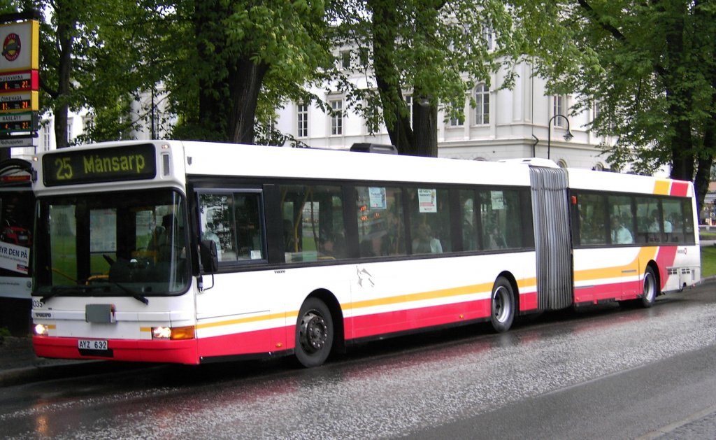 Ein Scania Gelenkbus im Linienverkehr der Sttdischen Verkehrsbetriebe in Jnkping im Juni 2005 gesehen. 