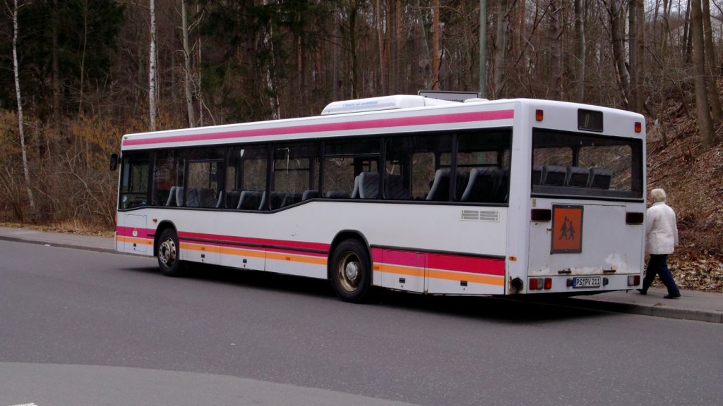 Ein schlecht gepflegter Mercedes-Benz O 405 N stand am 11.3.12 in der Nhe des Fritz-Walter-Stadions in Kaiserslautern. Der Bus hat eine Klimaanlage und ein Schaltgetriebe.