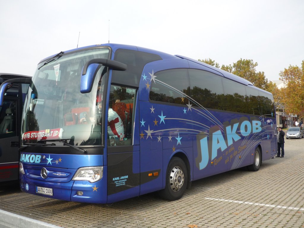 Ein schner blauer Jacob-Bus, auf dem Parkplatz vor dem Daimler-Stadion in Stuttgart zum Fussballspiel, vom VFB-Stuttgart gegen FC-Bayern am 31.10.09