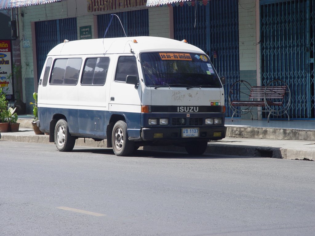 Ein schon etwas lteres Modell eines ISUZU Kleinbusses am 19.01.2011 in der Stadt Buri Ram im Nordosten Thailands