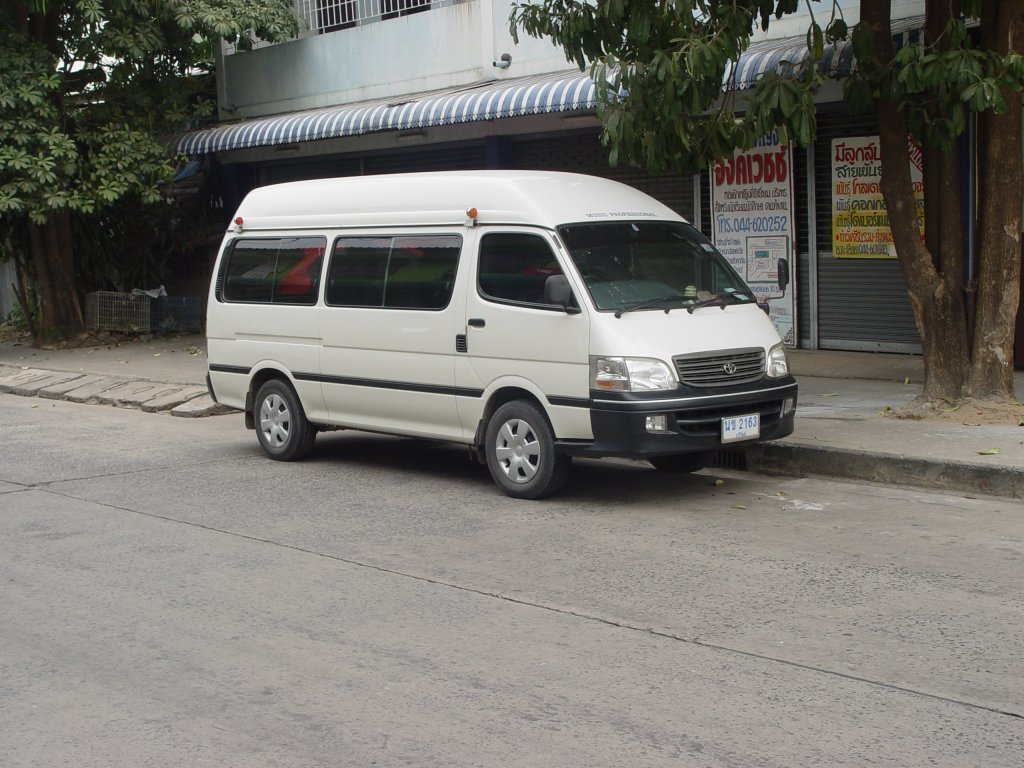 Ein schon etwas lteres Modell eines Toyota Commuter Kleinbusses am 14.02.2011 in Buri Ram / Thailand