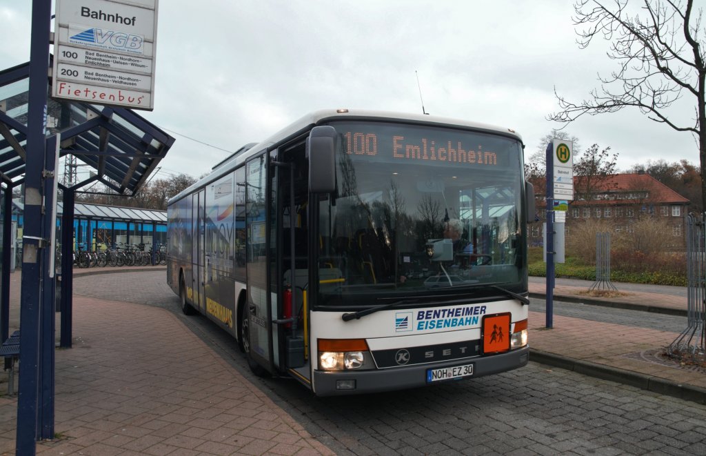Ein Setra 300 mit Schullbus, hier mit linie 100 nach Emlicheim in Bad Bentheim am 29 nov 2011.