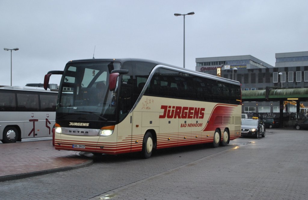 Ein Setra 417 von  Reiseunternehmen Jrgens  aus Bad Nenndorf, am 23.01.2011 am ZOB in Hannover,
