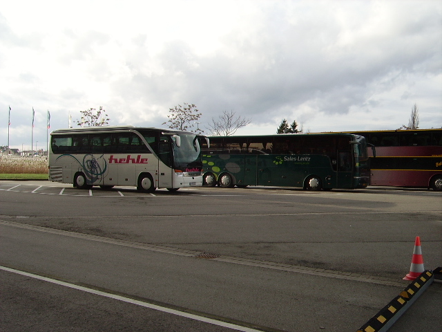 Ein Setra und ein Van Hool Reisebus in Karlsruhe Messe am 15.01.11