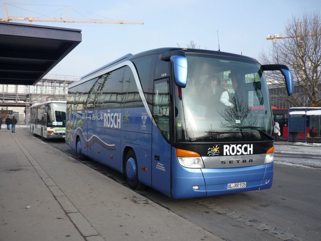 Ein Setra der Fa. Rsch in Ulm am ZOB vor seiner Abreise nimmt er noch Fahrgste auf. Am 05.01.2011.