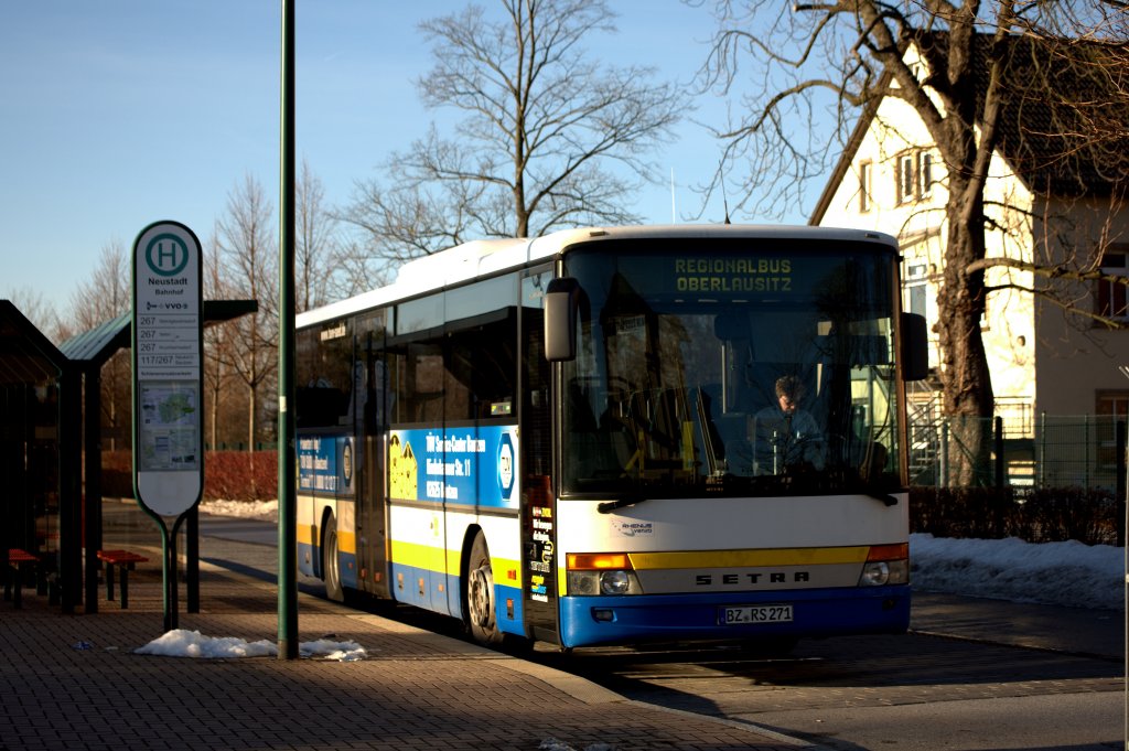 Ein  SETRA der Regional Bus Oberlausitz wartet auf umsteigende Fahrgste am Bahnhof Neustadt (Sachsen)28.12.2012 gegen 14:00 Uhr 