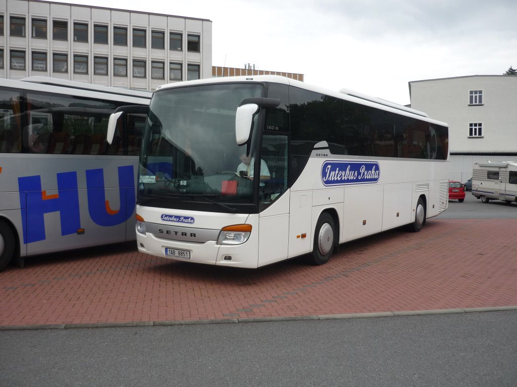 Ein Setra S 415 GT/HD auf dem Parkplatz in Meien. Der Bus kommt aus Prag.