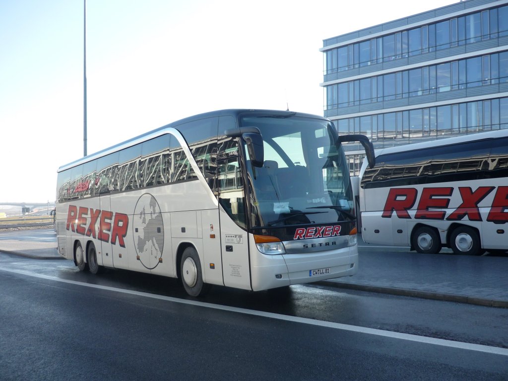 Ein Setra S 415 HDH, der Fa. Rexer-Reisen aus Calw. steht auf dem Messe-Parkplatz in Stuttgart.
