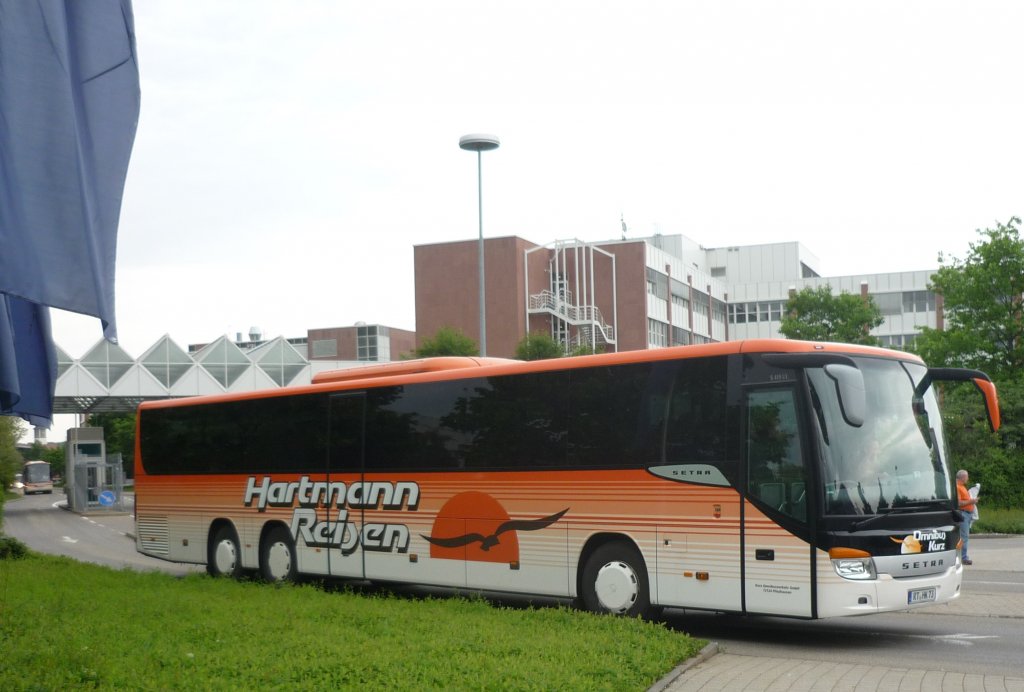 Ein Setra S 419 UL von Hartmann -Reisen aus Oberndorf im Werksverkehr in Sindelfingen.