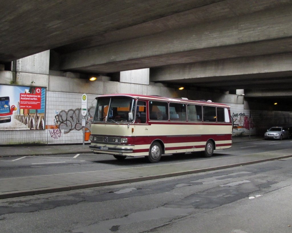 Ein Setra S110 am 10.09.2011 auf der Bessemerstr. in Bochum.