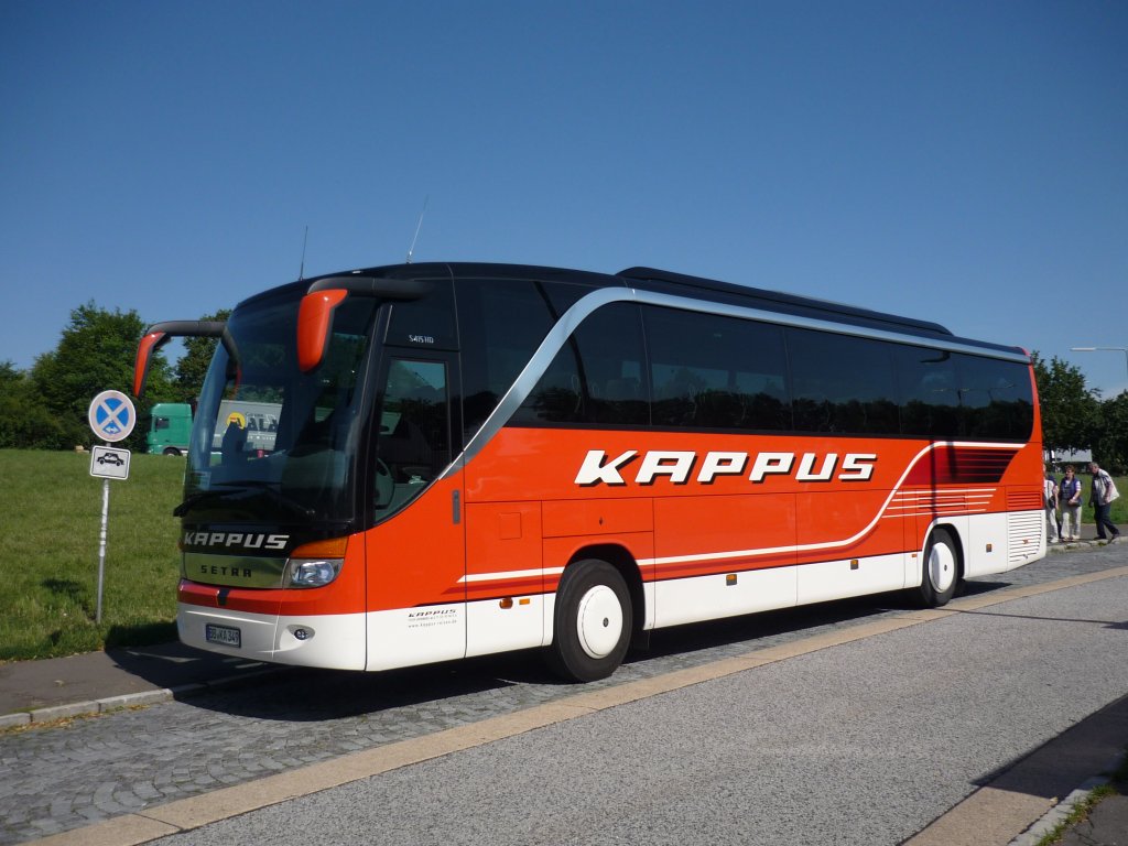 Ein Setra S415 HD von Kappus-Reisen aus Leonberg, macht Pause, auf einem Rastplatz bei Wrzburg auf dem Wege nach Berlin.