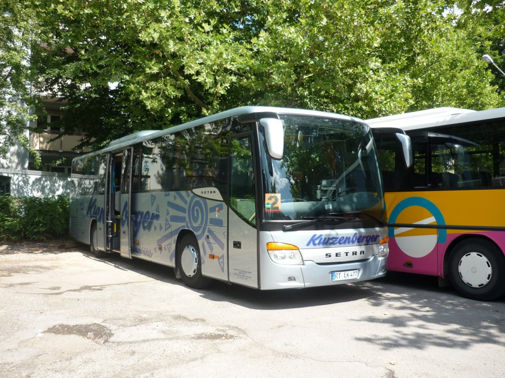 Ein Setra S415 UL macht Pause auf dem Parkplatz am Bahnhof in Reutlingen am 19.07.2010
