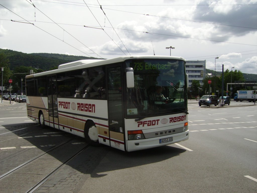 Ein Setra berland Bus von Pfadt Reisen am 27.05.11 in Heidelberg Hbf 