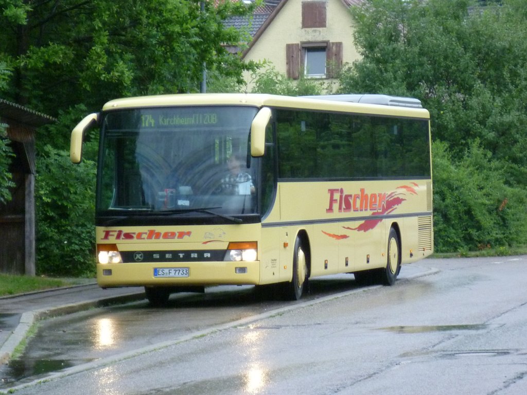 Ein Setrabus der Firma Fischer befhrt am verregneten Freitagnachmittag vom 23.7.10 die Linie 174 nach Kirchheim (Teck). Hier an der Haltestelle Neidlingen Leerwasen.