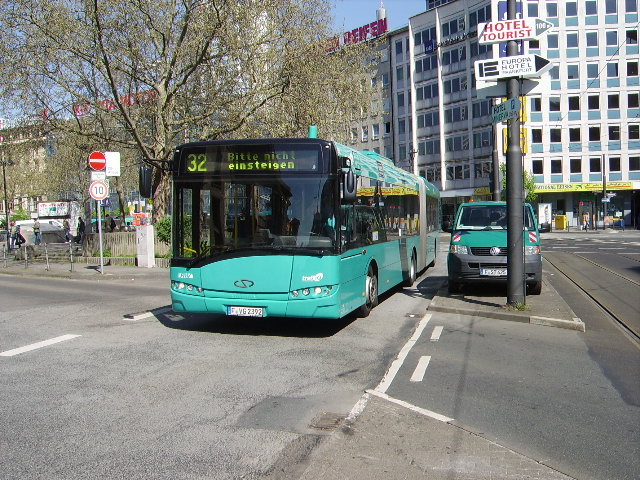 Ein Solaris Urbino 12 der VGF in Frankfurt am Main Hbf am 08.04.11