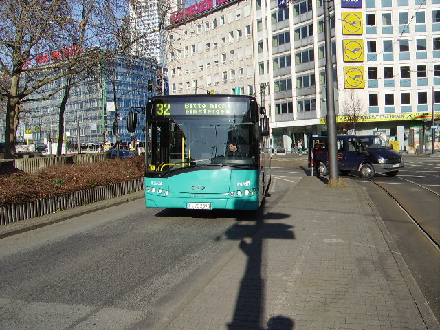 Ein Solaris Urbino  der VGF in Frankfurt am Main Hbf am 07.03.11
