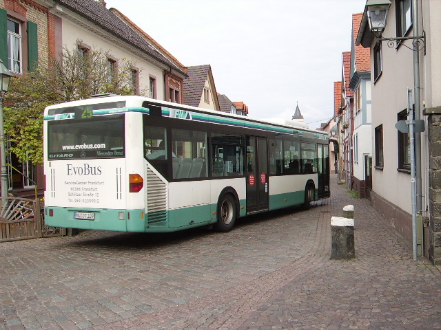 Ein SVM Citaro zwengt sich durch die Altstadt von Maintal Hochstadt am 15.04.11