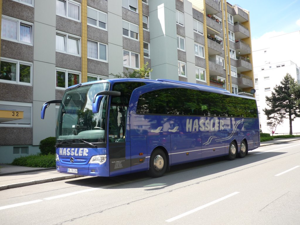 Ein Travego der Firma Hassler-Reisen aus Bblingen, an der Haltestelle Hallenbad, in Maichingen.