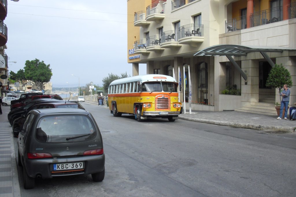 Ein typischer Malta-Bus am Berg in Mellieha,vor dem Maritim - Hotel, Fahrziel: Valetta, 21.11.2209