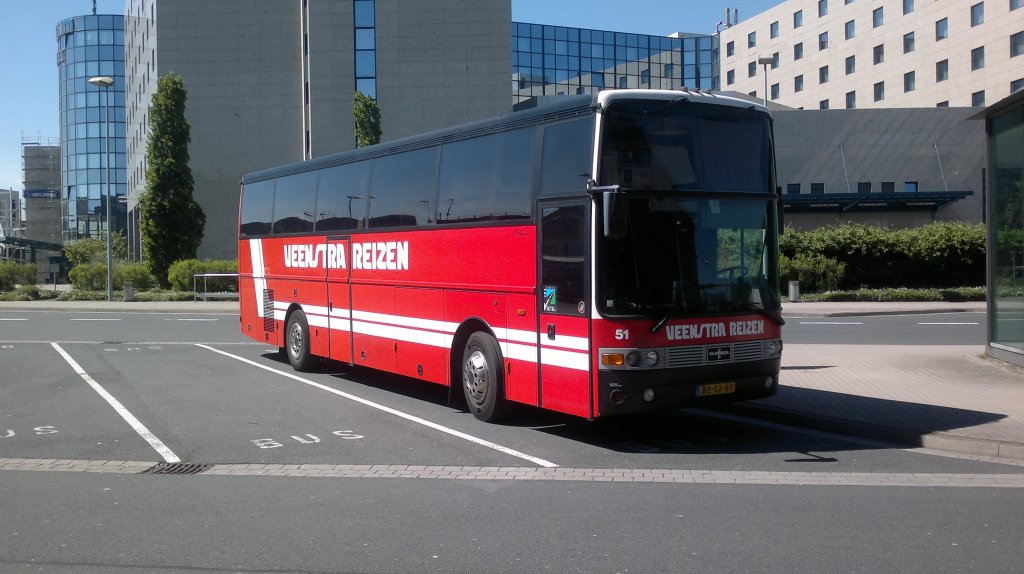 Ein Van Holl Reisebus, am 08.05.2011 am Airport Hannover.