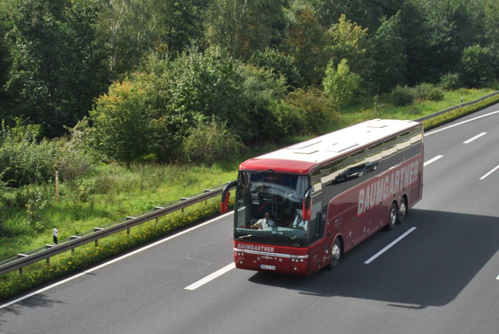 Ein Van-Holl Reisebus, auf der A2, Lehrte am 19.09.2010
