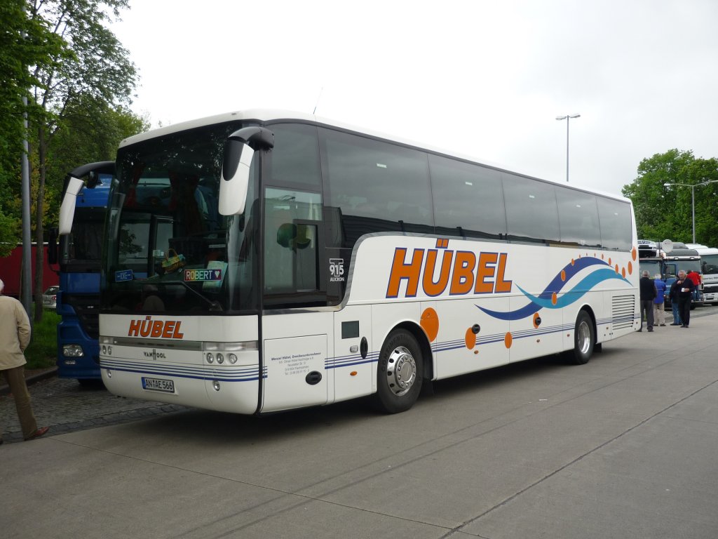 Ein van Hool T 916 der Fa. Hübel-Reisen, auf einer Autobahn- Rastst ädte am 13.05.2010. 
