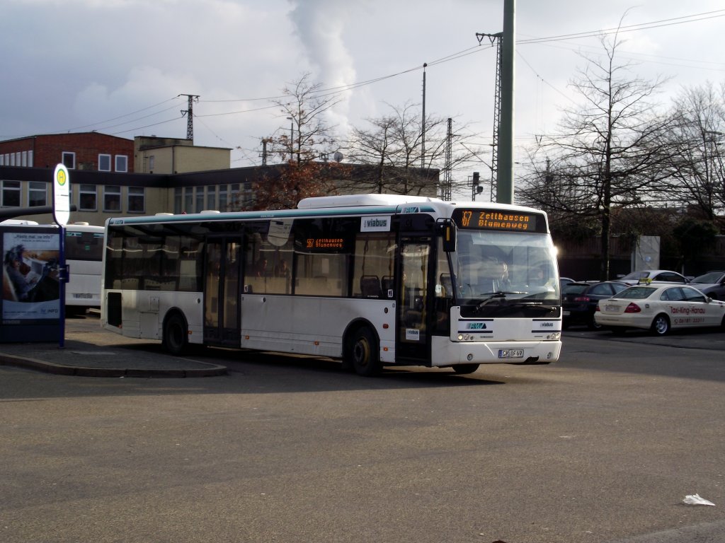 Ein VDL Berkhof Ambassador  in Hanau Hbf am 09.02.13