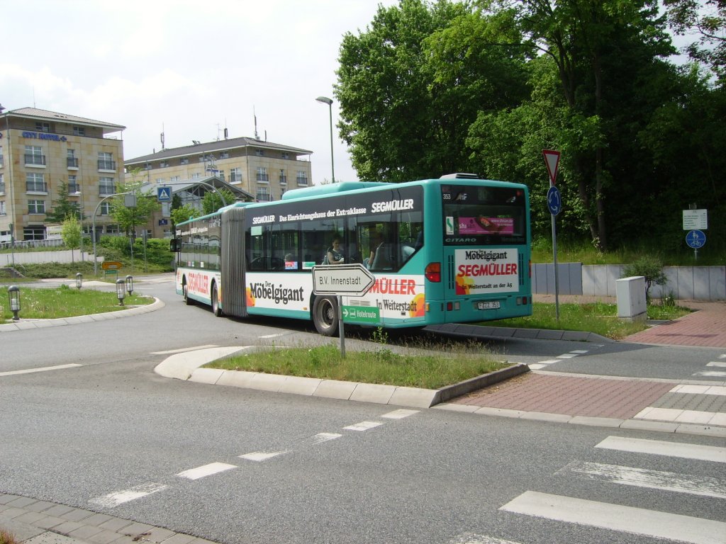 Ein VGF Mercedes Benz Citaro G fährt in den Kreisel am Bad Vilbeler Heilsberg am 28.04.11