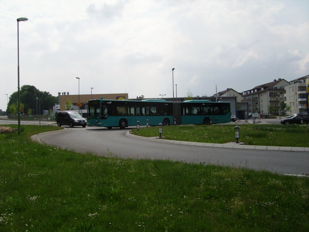 Ein VGF Mercedes Benz Citaro G in Bad Vilbel auf der Linie 30 am 28.04.11