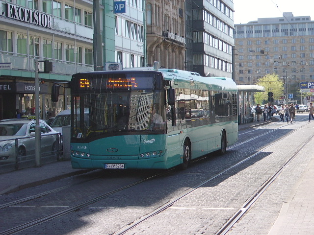 Ein Voelia Solaris Urbino 12 in Frankfurt am Main Hbf am 08.04.11