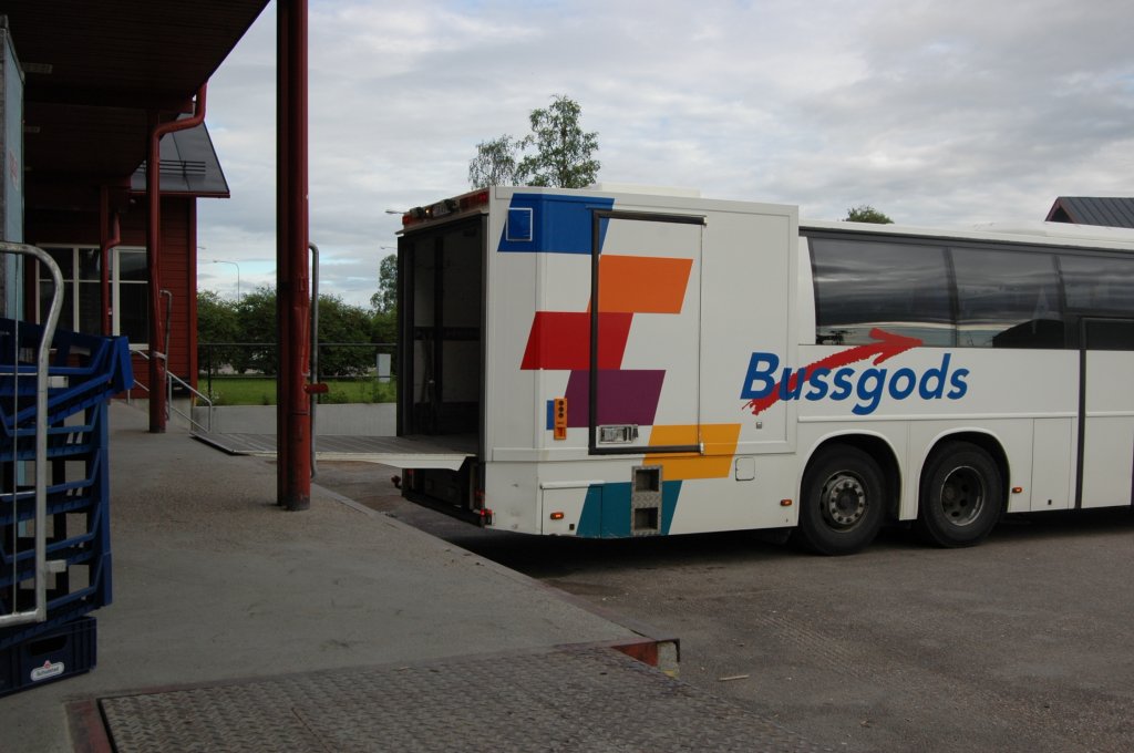 Ein Volvo Überlandlinienbus, der auch Postgut und kleines Stückgut befördert. Hier beim Be- und Entladen im Juni 2008 in Gällivare/Schweden gesehen.Anschliessend gehts an die Haltestelle, um Fahrgäste mitzunehmen.