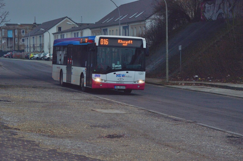Ein Wagen der Linie 016 nach Wickrath, der Wagen ist der NEW Mbus 1207, ein Solarisbus.
