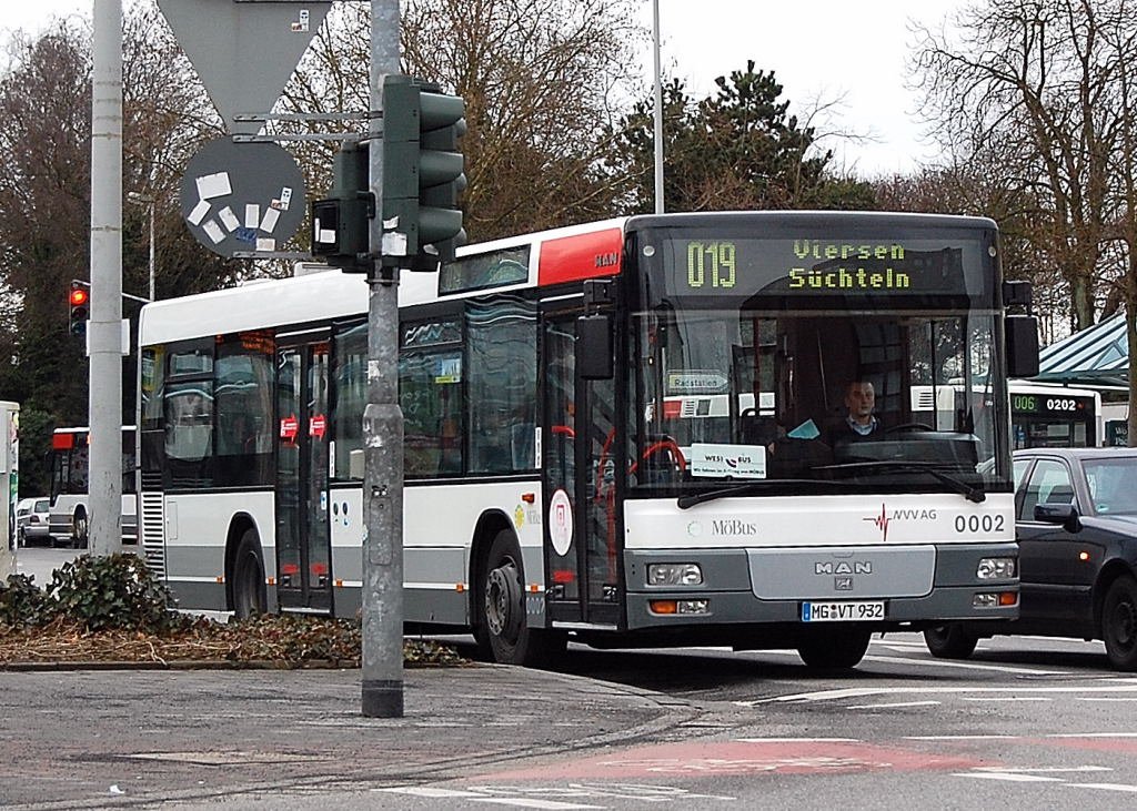 Ein Wagen der Linie 019 der MBUS/NVV AG in Rheydt Busbahnhof. Es ist ein MAN mit der Nr. 0002. Er steht vor der Busampel und wartet auf das Fahrtsignal. Samstag 27.02.2010 gegen 8:50 Uhr.