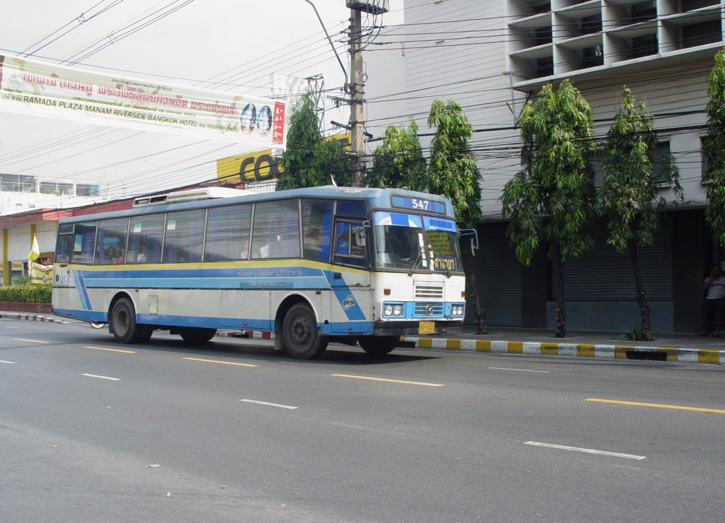 Ein ziemlich betagter Stadtbus in Bangkok am 14.01.2011, ohne Klimaanlage. Der Bus trgt zwar den Mercedes-Stern, das will aber nicht heien, da es sich auch tatschlich um einen Mercedes-Benz Bus handelt oder ob es sich hierbei lediglich um eine  Verzierung  handelt.