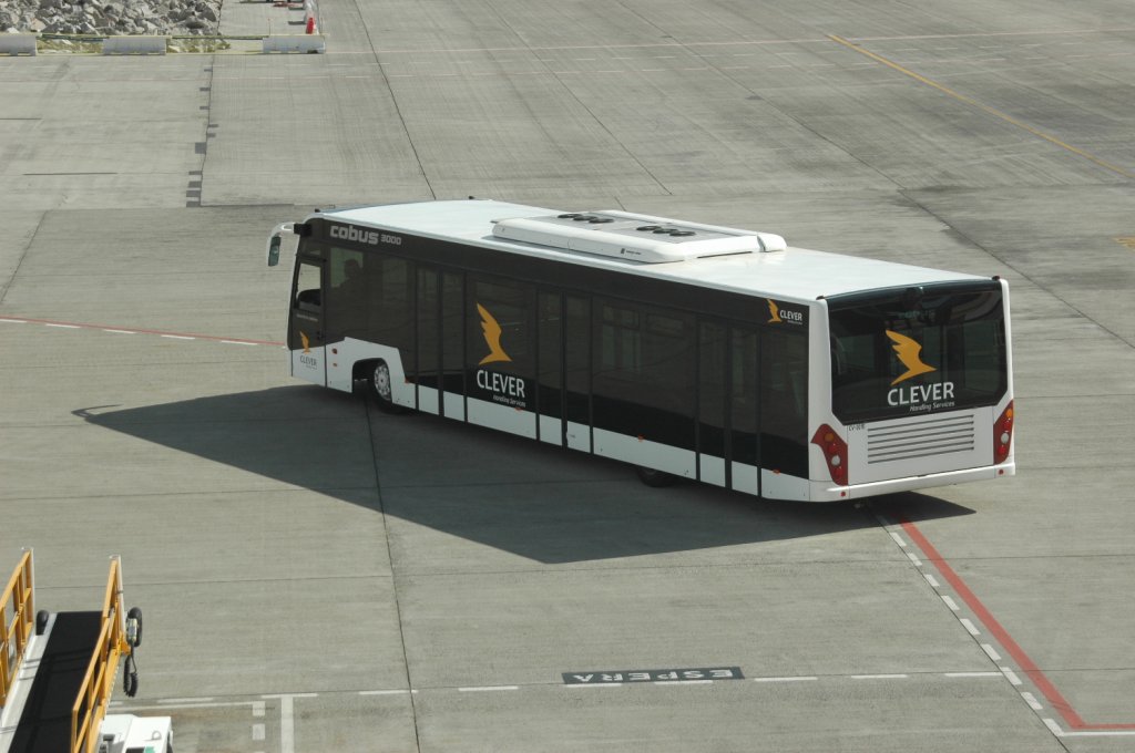 Ein Zubringerbus auf dem Rollfeld am Airport Arrecife vom 21.12.2010.