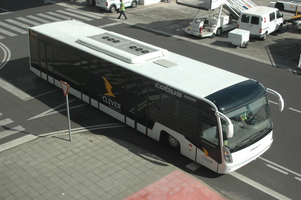Ein Zubringerbus auf dem Rollfeld am Airport Arrecife vom 21.12.2010.