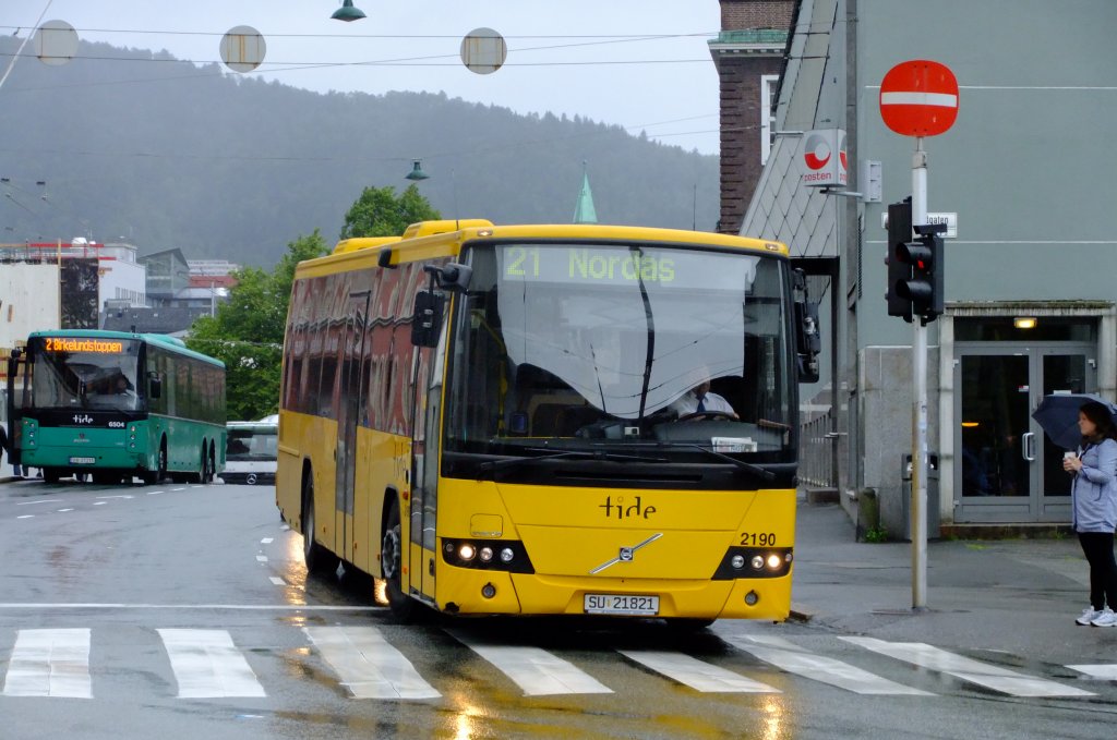 Eine klare Trennung zwischen Stadt- und berlandlinien existiert in Bergen Fahrzeugseitig nicht. Der Einsatz von berlandwagen im Stadtverkehr ist aber bekanntlich im Norden nicht aussergewhnlich, weshalb mich nach 3 Wochen in Norwegen die diversen 8700LE auf den Bergener Stadtlinien nicht mehr aus der Ruhe bringen konnten. Aufnahme am 7.7.2010 im Zentrum. 