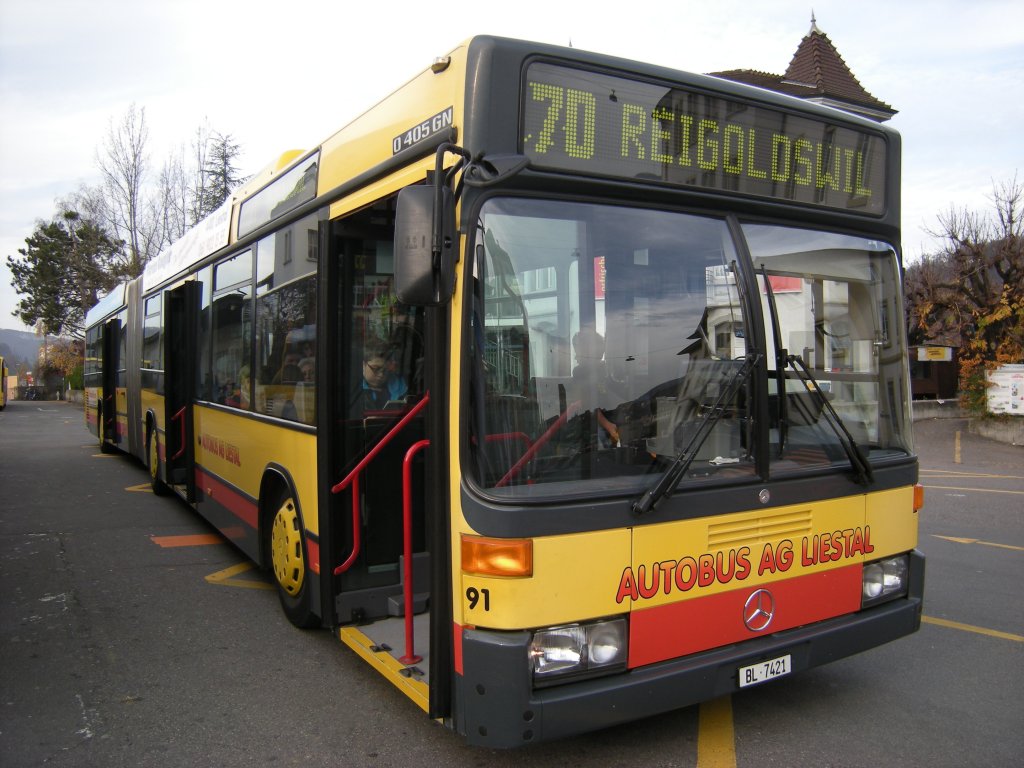 Einer der letzten O405GN der AAGL auf der Linie 70 in Richtung Reigoldswil. Sein Schwesterbus mit der Betriebsnummer 96 wurde mit RBL ausgerstet.