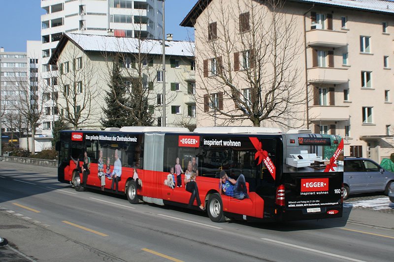 Einer der vier Mercedes-Benz Citaro G II wurde ausgewhlt, knftig die Werbung des Mbelhauses Egger zu tragen. Es ist Nr. 160, welcher die Werbung erhalten hat. Vollwerbung ist in Luzern auf Dieselbussen relativ selten, neben dem Wagen 160 tragen nur 2 weitere Citaro G ein anderes Kleid. (Bild 13. Mrz 2010)
