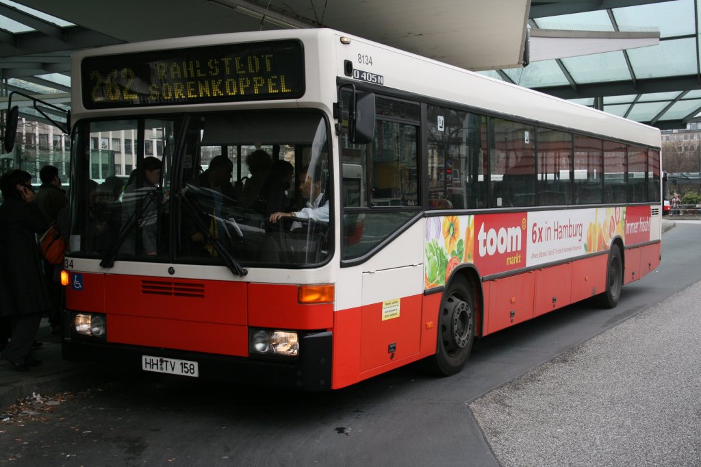 Einer der wenigen in Hamburg noch bei seinen Erstbesitzern fahrenden MB O405N1. Hier 8134 von Jasper Horn am 8.April 2010 in U Wandsbek Markt.